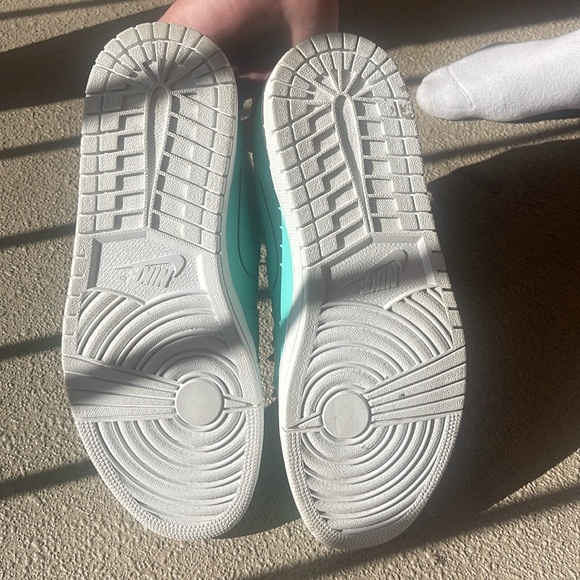 Air Jordan 1 Low ‘Hyper Turquoise” - Picture 2 of 5